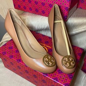 Tory Burch Sz 5 Benton closed toe wedges